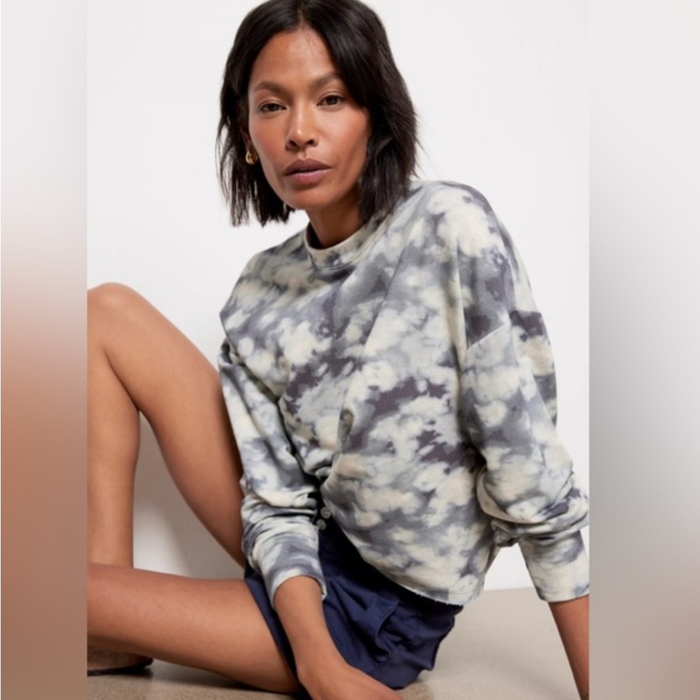 Evereve Gray and White Tie-Dye Sweatshirt